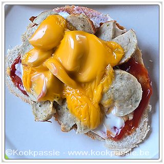 kookpassie.be - Lekker restjes eten: boterham, ketchup, looksaus, in microgolf verwarmde witte worst in schijfjes gesneden en daarop cheddar kaas, 1 minuut