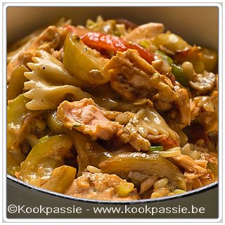kookpassie.be - Zalm met courgette, rode paprika, look, lenteui en pijnboompitten