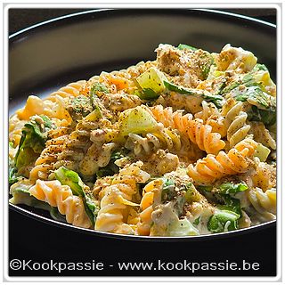 kookpassie.be - Gekleurde spirellis (Boni, Colruyt) met tonijnsalade, komkommer, veldsla, gemengde sla en halve perziken op sap in blokjes gesneden