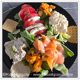 kookpassie.be - Koude visschotel Krab en tonijnsalade, tomaten uit Drongense tuin met mozzarella en gedroogde basilicum, zoete aardappel, uit microgolf met zoet zure zilverui en komkommer en salade