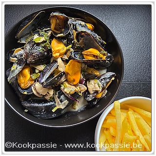 kookpassie.be - Mosselen in de room en witte wijn - op dezelfde manier als gewone mosselen klaarmaken + mosselen uit sap nemen, room en wijn laten inkoken