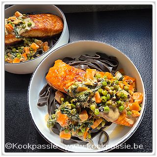 kookpassie.be - Zalm met roomkruidenkaas, spinazie, erwtjes, wortel en zwarte tagliatelle