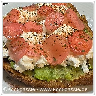 kookpassie.be - Morgen en avondtoast met avocado, radijsjes of kokommertjes on top, restje ricotta en burrata 1/2