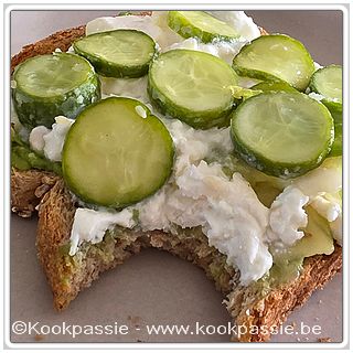 kookpassie.be - Morgen en avondtoast met avocado, radijsjes of kokommertjes on top, restje ricotta en burrata 1/2