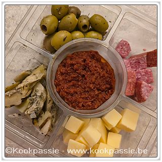 kookpassie.be - Apéroschaal Delhaize Tapas - Kaas, salami, olijven, artisjok (niet lekker en taai !) rode pesto