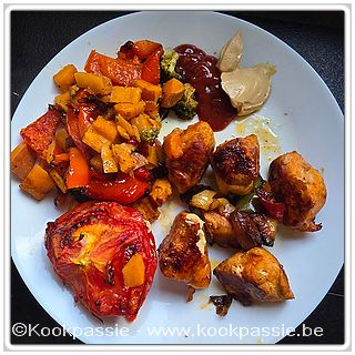 kookpassie.be - Kalkoenbrochette paprika en ui met tomaat en ovengroenten: broccoli, zoete aardappel en paprika. Mosterd en ketchup