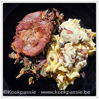kookpassie.be - Varkenskotelet met gebakken champignons, prei en rode ui wokmengeling en restje van pappardelle van gisteren