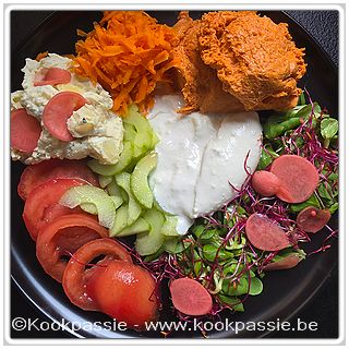 kookpassie.be - Koude schotel vandaag met préparé, tomaat, komkommer, veldsla, rode bietenscheuten, aardappelen, gzraspte wortel, opgelegde radijs en halve burrata