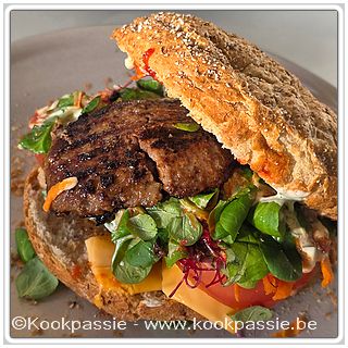 kookpassie.be - Rundsburger met cheddar, veldsla, tomaat, geraspte wortel, chriracha en tartaar