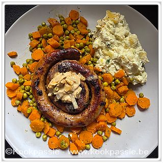 kookpassie.be - Varkenschipolata met restje koude aardappelen en erwtjes, worteltjes en Tierentijn mosterd