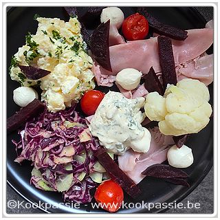 kookpassie.be - Chiffonade van gebakken ham, rode kool en schijfjes komkommer met vinaigrette uit een flesje, aardappelsalade, kerstomaatjes, kleine bolletjes mozzarella, gestoomde bloemkool, rode biet