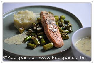 kookpassie.be - Gebakken zalm met scampikruiden Verstegen en gebakken groene asperges met dragon, gekookte aardappelen en dragonsaus (756)