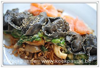 kookpassie.be - Zalm, ricotta ravioli (Lidl versafdeling) met sojascheuten, oesterzwammen, spinazie met restje bechamel en gerookte zalm