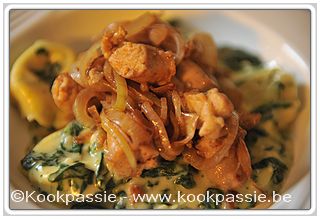kookpassie.be - Tortelloni Funghi Porcini (Lidl) in bechamel met spinazie en gebakken kippenworst, ui en look