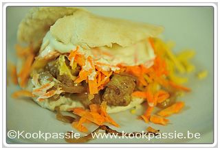 kookpassie.be - Homemade pittabroodje met gebakken kippenworst, ui en look, geraspte wortel en looksaus