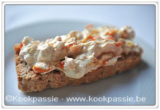 kookpassie.be - Beleg - Hespeblokjes met verse kaas, mayo, pickels, mosterd en curry ketchup op volkorenbrood (1289)