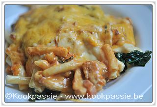 kookpassie.be - Macrosonischotel: kaasbechamel, spinazie, tomato Fritto, hespeblokjes, kippengehakt en cheddarbechamel