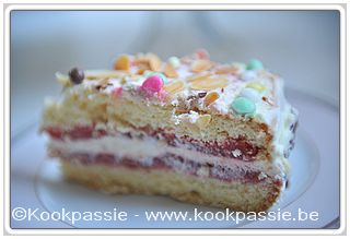 kookpassie.be - Biscuit (1169) gevuld met 2 laagjes slagroom en mascarpone en laagje rabarber, framboos en gele crème 1/2