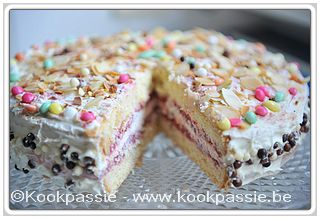 kookpassie.be - Biscuit (1169) gevuld met 2 laagjes slagroom en mascarpone en laagje rabarber, framboos en gele crème 1/2