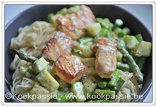 kookpassie.be - Gebakken zalm met asperges en courgette in de room met cheddar, lookkruiden en 1 kl visfond