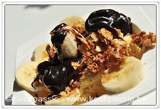 kookpassie.be - Vanilleijs (Lidl) met banaan, chocoladesaus en Brésilienne nootjes