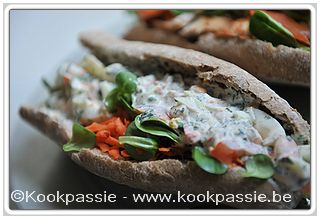 kookpassie.be - Broodje met rozegarnalen salade homemade (peterselie, ui, bieslook, zure room, verse kaas)