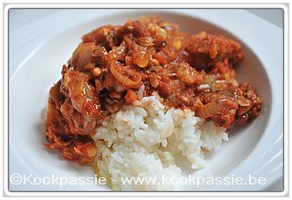 kookpassie.be - Auberine tomatensaus met gebakken ui en look en tonijn met rijst