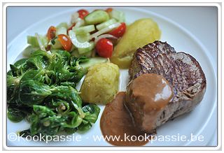 kookpassie.be - Filet pur (Colruyt) met gekookte microgolf aardappeltjes, restje pepersaus en veldsla (Honingvinaigrette met veldsla (1303)) en Komkommer, kerstomaat en uisla (1333)