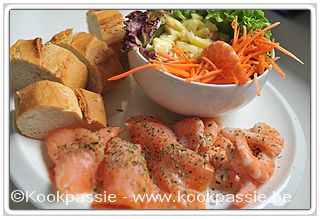 kookpassie.be - Gerookte zalm en roze garnalen (beide Lidl) met Ananasalade en stokbrood