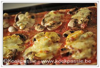 kookpassie.be - Pizza met ham, champignon, ananas, tomato Fritto, zure room, mozarelle en kruiden 1/2
