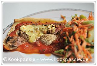 kookpassie.be - Pizza met ham, champignon, ananas, tomato Fritto, zure room, mozarelle en kruiden 1/2