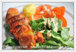 kookpassie.be - Gemarineerde varkensbrochet (Zero Waste Lidl 0,50€) met microgolf aardappel, veldsla en tomaten