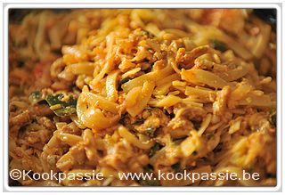 kookpassie.be - Gevogeltepita (11,25€/kg Colruyt) met wokgroenten en taggliatelli