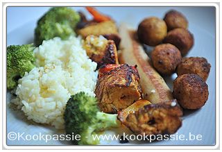 kookpassie.be - Balletjesbrochette 8,20€/kg Colruyt), kalkoenbrochetten en witte pens (niet lekker, Everyday Colruyt) met gestoomde broccoli en rijst