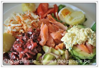 kookpassie.be - Koude schotel met gerookte zalm, avocado, aardappel, kool en wortel, rode bietjes, veldsla, komkommer, tomaat en eisla