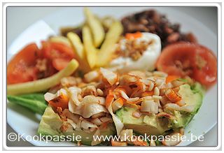 kookpassie.be - Gebakken surimi met pijnboompitten in avocade, frietjes en rauwe groenten