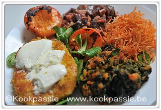 kookpassie.be - Kipsnitzel (Lidl) met mozarella, gebakken abrikoos, rauwe groenten en restje spinaziestoemp