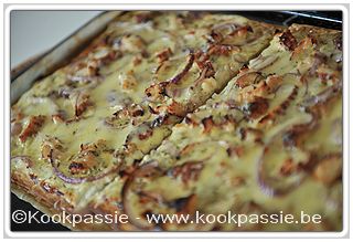 kookpassie.be - Pizza met Platte kaas en beetje room met kurkumma, Gebakken kip, Rode ui, Lookkruiden 1/2