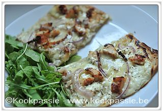 kookpassie.be - Pizza met Platte kaas en beetje room met kurkumma, Gebakken kip, Rode ui, Lookkruiden 1/2