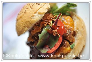 kookpassie.be - Kaas-kiphamburger met sla, coeur de boeuf tomaat, ziz kaas, rode ui en currysaus