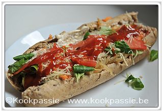 kookpassie.be - Worstenbroodje (Lidl) met groentjes en chilisaus