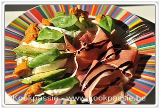 kookpassie.be - Koude schotel met avocado, rode pesto, mozzarella, rauwe ham, balsamico en basilicum