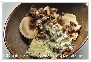 kookpassie.be - Ravioli met gebakken champignons, rode ui, look en franse béarnaisesaus (zie 756)