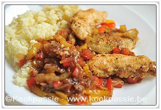 kookpassie.be - Gebakken kip met rode, gele paprika, ui, look en ananas (saus hoirsin, vissaus, honing) en rijst