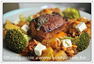 kookpassie.be - Varkenshaasje met courgette Herman, restje broccoli, rest tomatensaus en fetablokjes