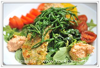 kookpassie.be - Salademengeling met restje spinazie, 3 kleuren tomaten, tomaattapenade Lidl, zeekraal en vegetarische bloemkool en broccoli burger (Lidl)