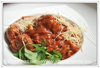 kookpassie.be - Gehaktballetjes in tomatensaus met ruccola en gemalen kaas