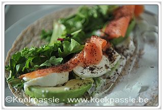 kookpassie.be - Wrap met Gerookte zalm, Avocado, Ricotta restje, Mozzarella, Gemengde sla, Sumac, Peterselie en Balsamico azijn 1/2