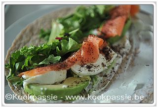 kookpassie.be - Wrap met Gerookte zalm, Avocado, Ricotta restje, Mozzarella, Gemengde sla, Sumac, Peterselie en Balsamico azijn 1/2