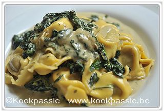 kookpassie.be - Tortelloni Funghi Porcini (Lidl) met geslinkte spinazie, light room, restje zure room, zwarte lookpasta en Parmezaan